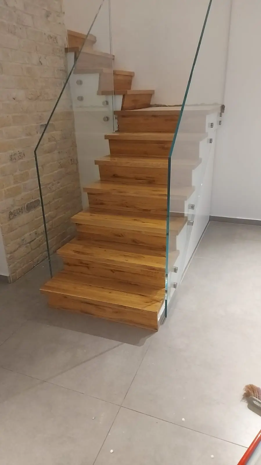 מדרגות עץ אלון מלא עם מעקה זכוכית